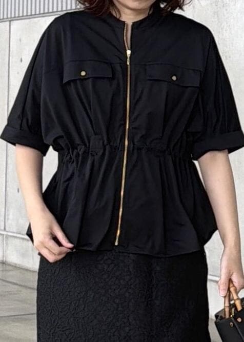 ブラック系のハンドバッグ、ブラック系のシャツ/ブラウス、ブラック系のスカートを着用したレディースの春コーディネートの4枚目の写真