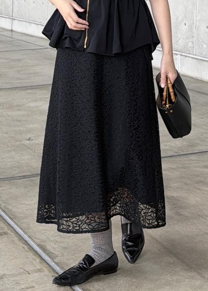ブラック系のハンドバッグ、ブラック系のシャツ/ブラウス、ブラック系のスカートを着用したレディースの春コーディネートの5枚目の写真