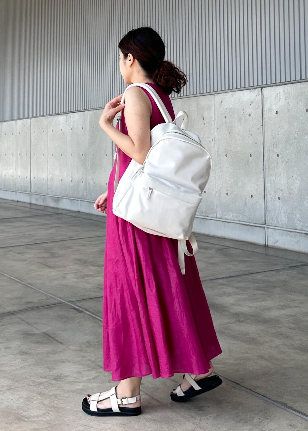 「ROPÉ_2BUY、夏コーデ、デートコーデ、お出かけコーデ、旅行コーデ、推し活コーデ、女子会コーデ、ROPÉ、ナチュラル、イエベ秋、ノーマル、ワンピース、バッグ、バックパック/リュック、GGE25230」｜「E'PORの【E'POR】【A4/PC対応・撥水・軽量】Pac Sac（ パックサック ）/WEB掲載（バックパック/リュック、ホワイト系）」を使った、Mさん（レディース・161cm）の夏コーディネートの2枚目の写真