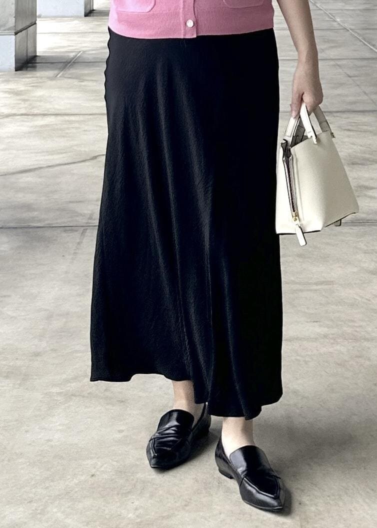 ブラック系のスカート、ピンク系のカーディガン/ボレロ、ピンク系のニット/セーターを着用したレディースの秋コーディネートの7枚目の写真