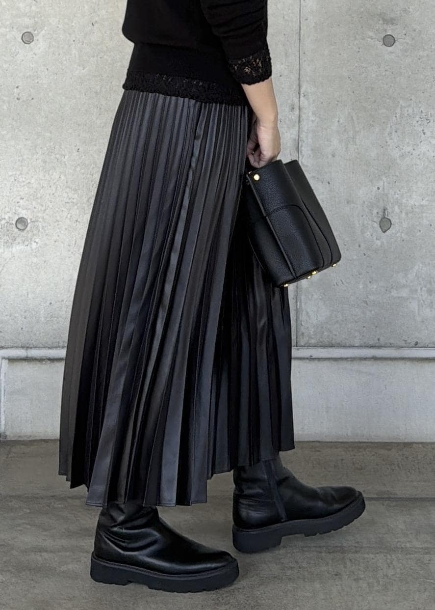 ブラック系のハンドバッグ、ブラック系のカーディガン/ボレロ、ブラック系のTシャツ/カットソーを着用したレディースの秋コーディネートの5枚目の写真