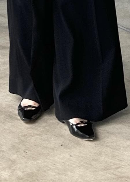 ブラック系のその他パンツ、ブラック系のタンクトップ、ブラック系のパンプスを着用したレディースの夏コーディネートの8枚目の写真