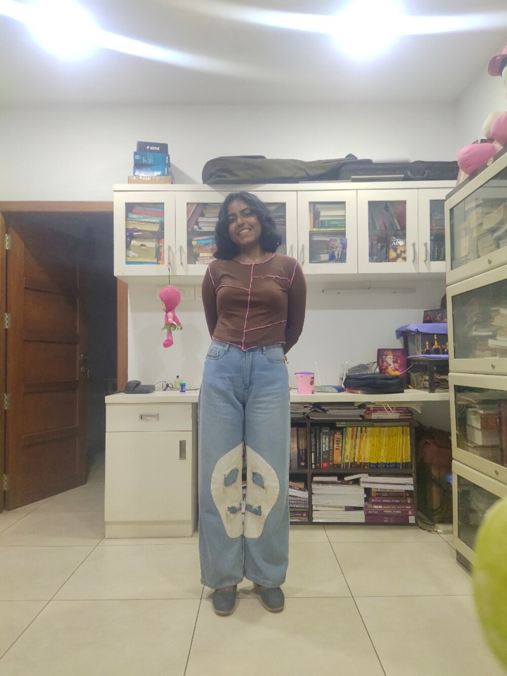 ブラウン系のその他トップス、ブルー系のデニムパンツ、ブルー系のローファーを着用したレディースの秋コーディネートの4枚目の写真