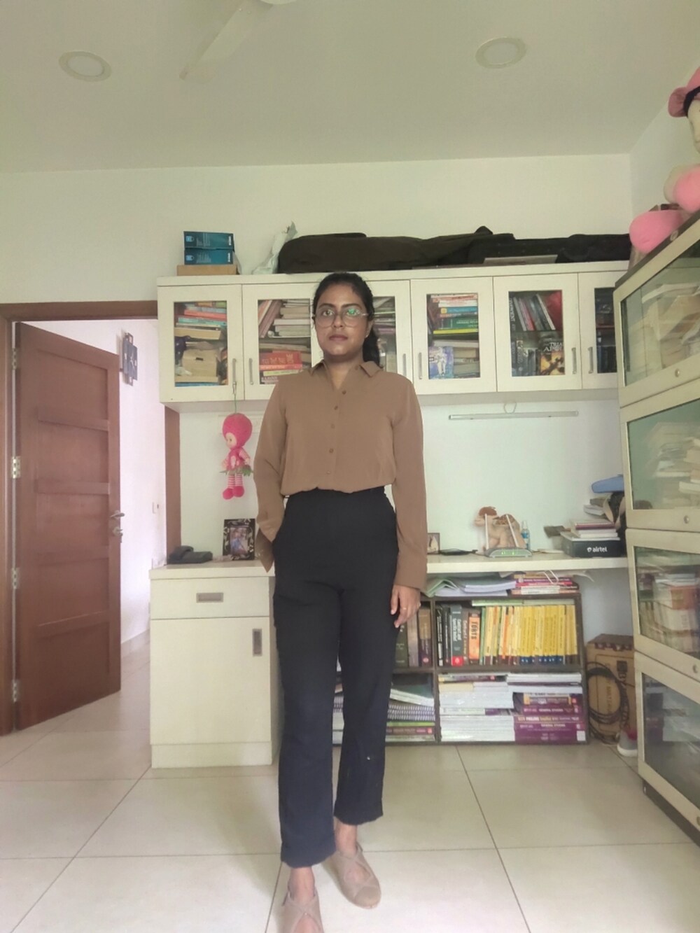 ブラック系のスラックス、ブラウン系のシャツ/ブラウスを着用したレディースの夏コーディネートの4枚目の写真