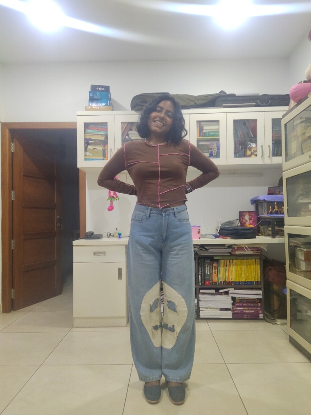 ブラウン系のその他トップス、ブルー系のデニムパンツ、ブルー系のローファーを着用したレディースの秋コーディネートの2枚目の写真