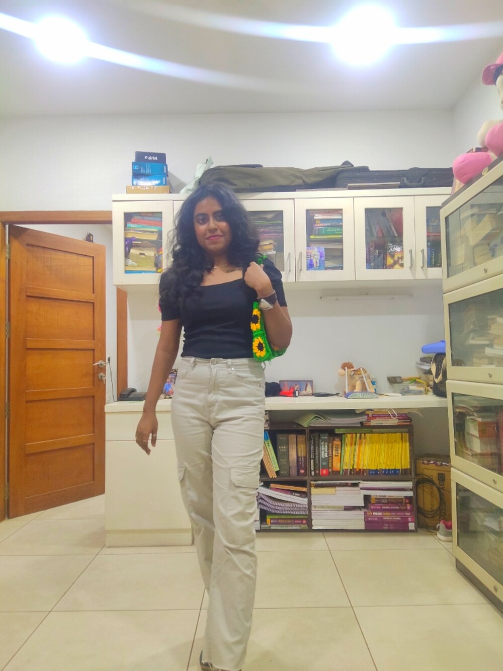 ブラック系のその他トップス、ブラック系のその他トップス、ベージュ系のカーゴパンツを着用したレディースの夏コーディネートの2枚目の写真