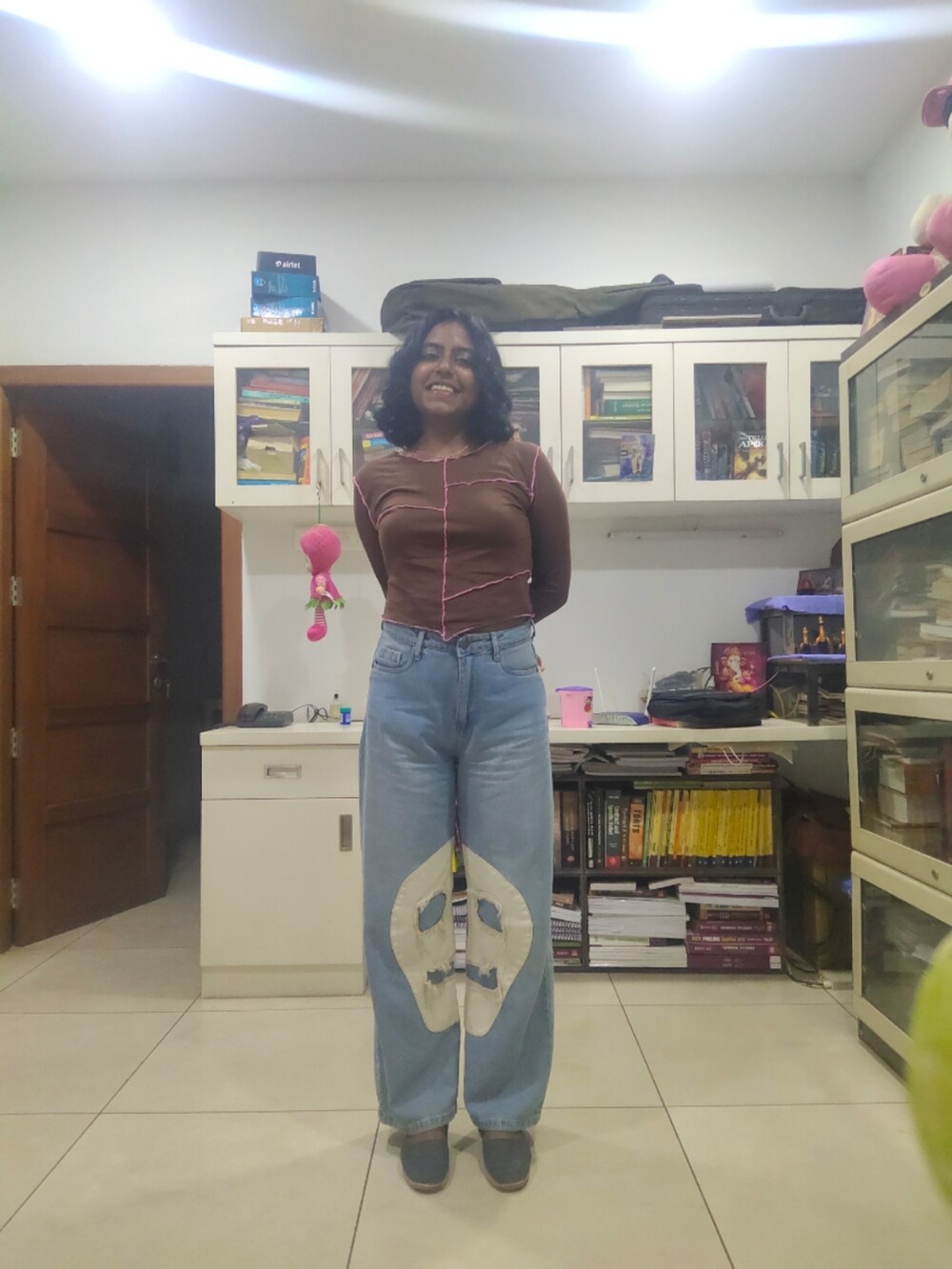 ブラウン系のその他トップス、ブルー系のデニムパンツ、ブルー系のローファーを着用したレディースの秋コーディネートの3枚目の写真