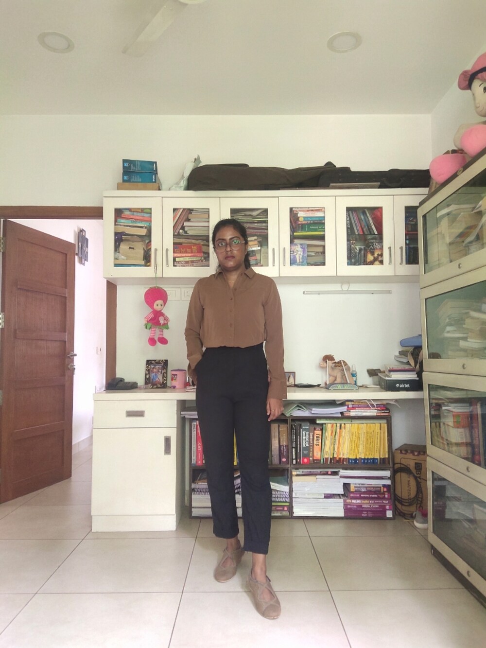 ブラック系のスラックス、ブラウン系のシャツ/ブラウスを着用したレディースの夏コーディネートの3枚目の写真