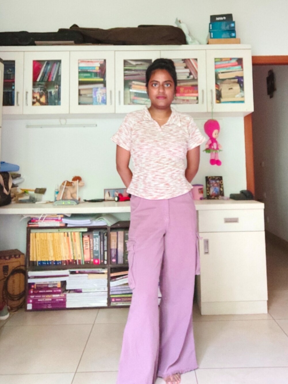 ホワイト系のTシャツ/カットソー、ピンク系のデニムパンツ、ホワイト系のローファーを着用したレディースの夏コーディネートの3枚目の写真