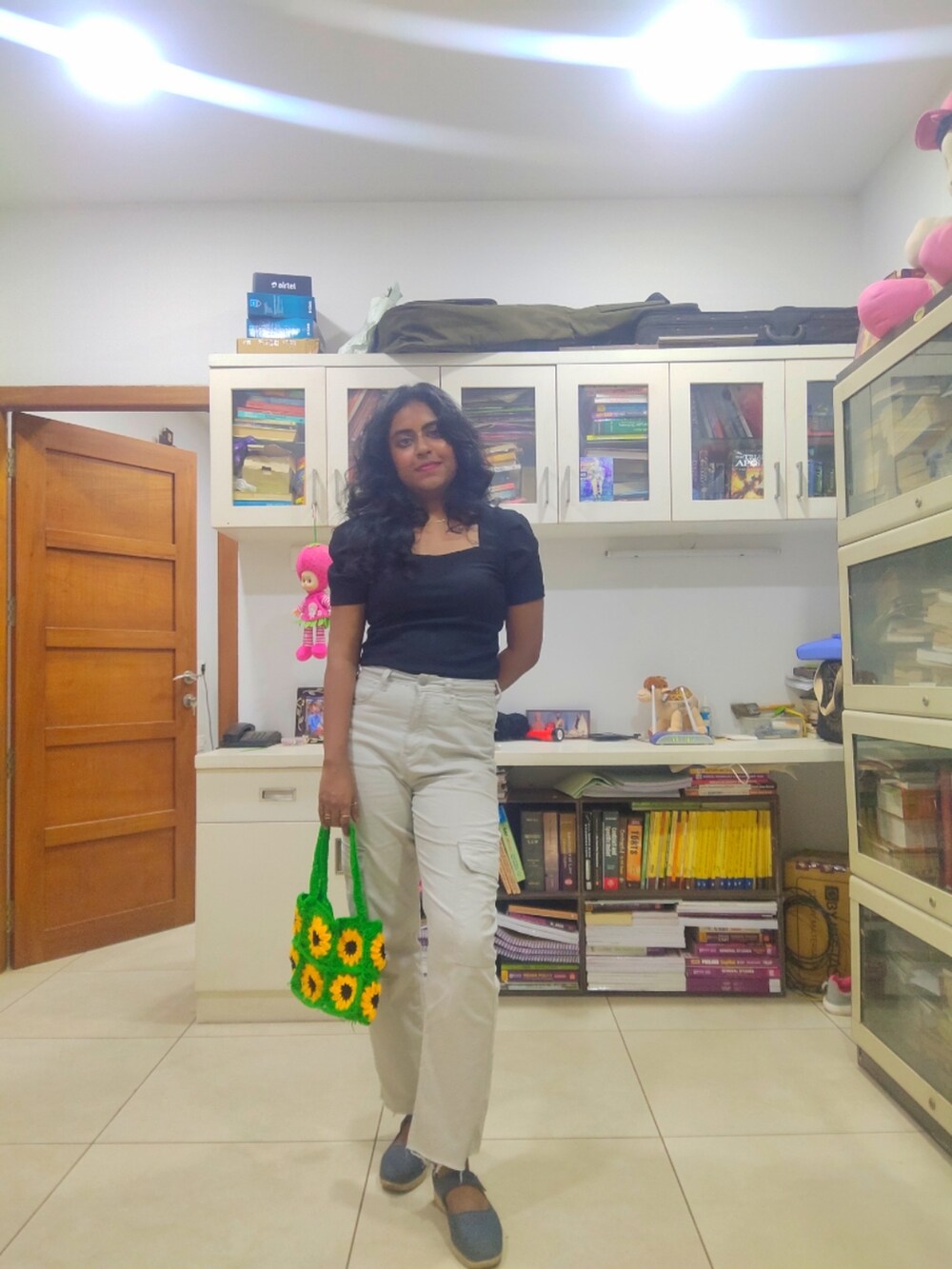 ブラック系のその他トップス、ブラック系のその他トップス、ベージュ系のカーゴパンツを着用したレディースの夏コーディネートの3枚目の写真