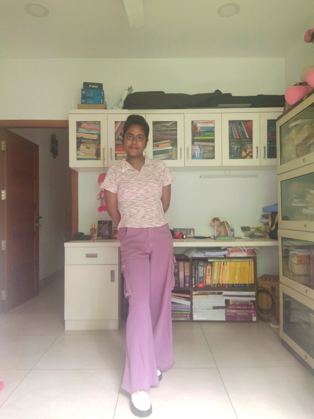 ホワイト系のTシャツ/カットソー、ピンク系のデニムパンツ、ホワイト系のローファーを着用したレディースの夏コーディネートの2枚目の写真