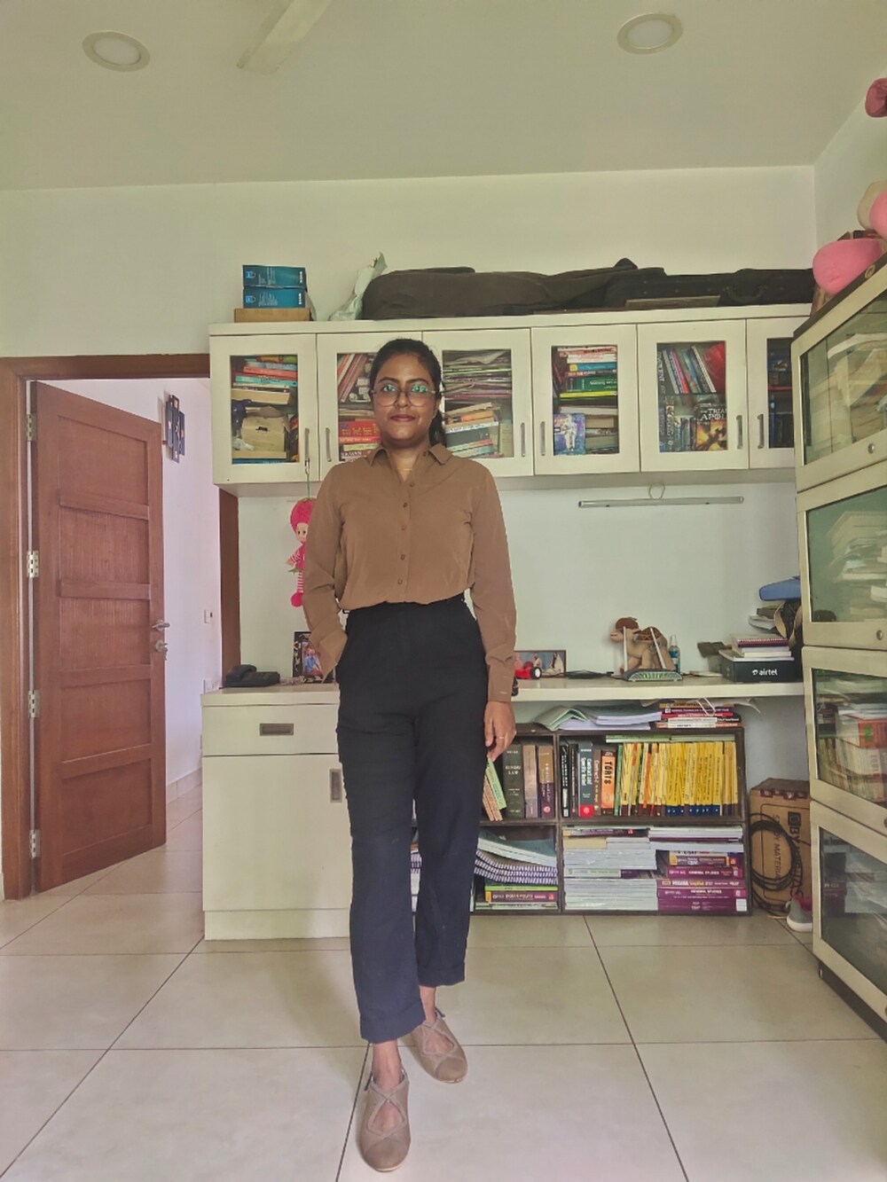 ブラック系のスラックス、ブラウン系のシャツ/ブラウスを着用したレディースの夏コーディネートの5枚目の写真