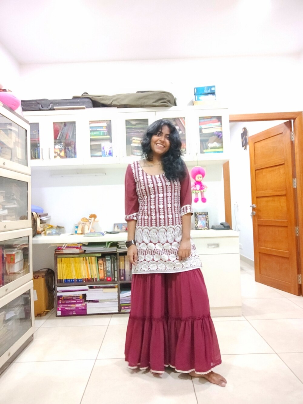 レッド系のその他トップス、レッド系のその他パンツを着用したレディースの春コーディネートの2枚目の写真