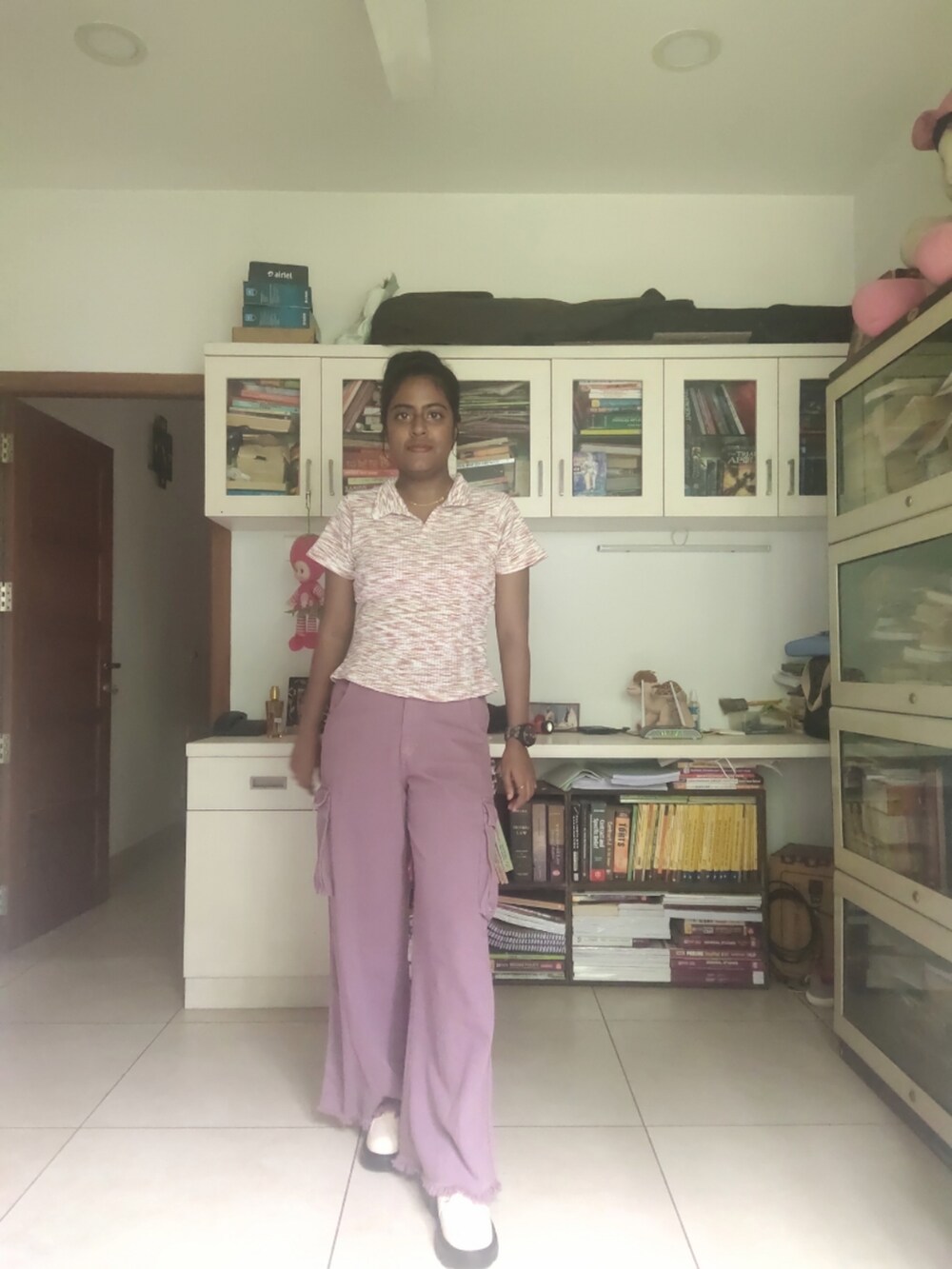 ホワイト系のTシャツ/カットソー、ピンク系のデニムパンツ、ホワイト系のローファーを着用したレディースの夏コーディネートの4枚目の写真