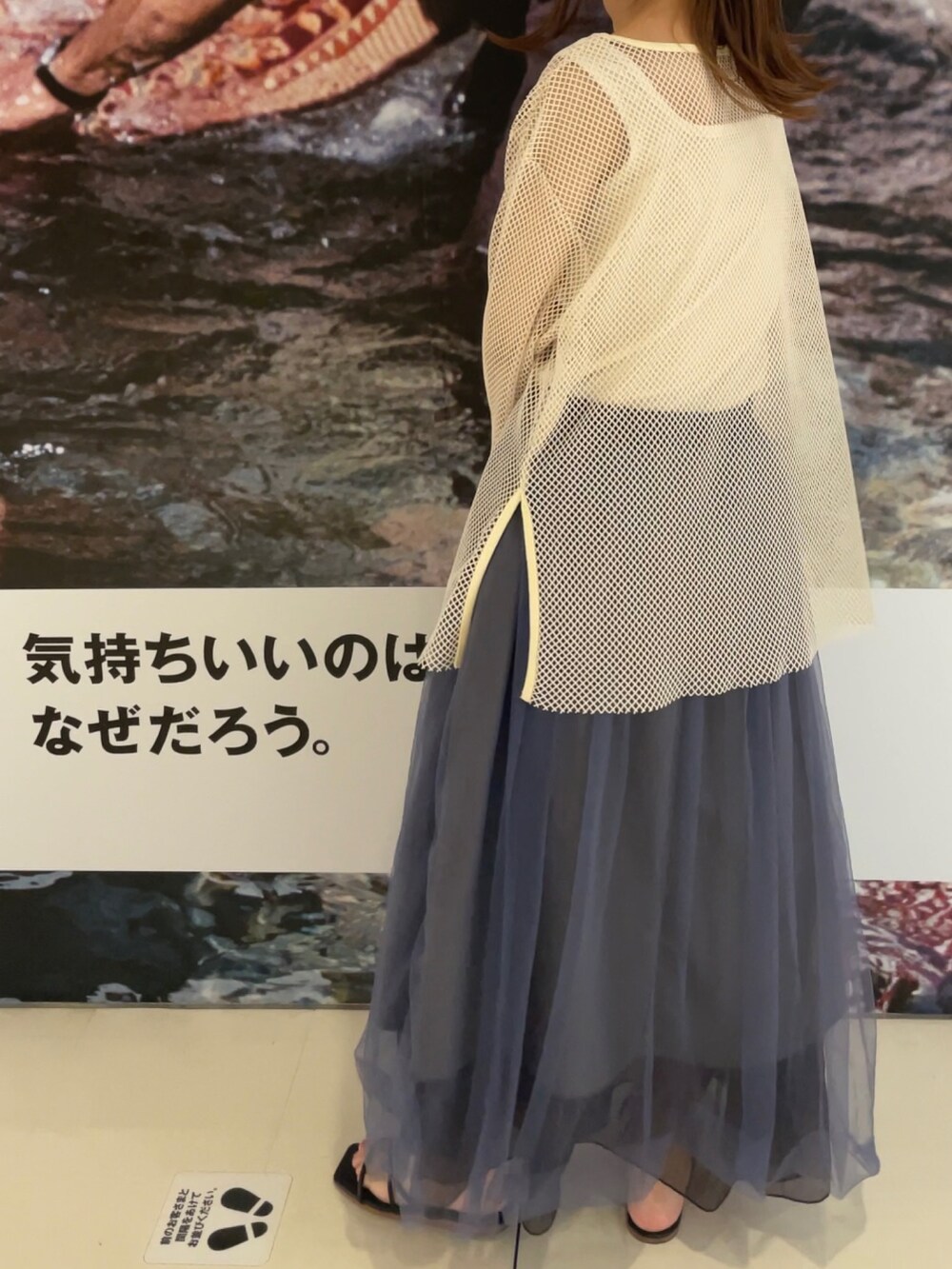 ブラック系のサンダル、パープル系のスカート、ホワイト系のTシャツ/カットソーを着用したレディースの夏コーディネートの3枚目の写真