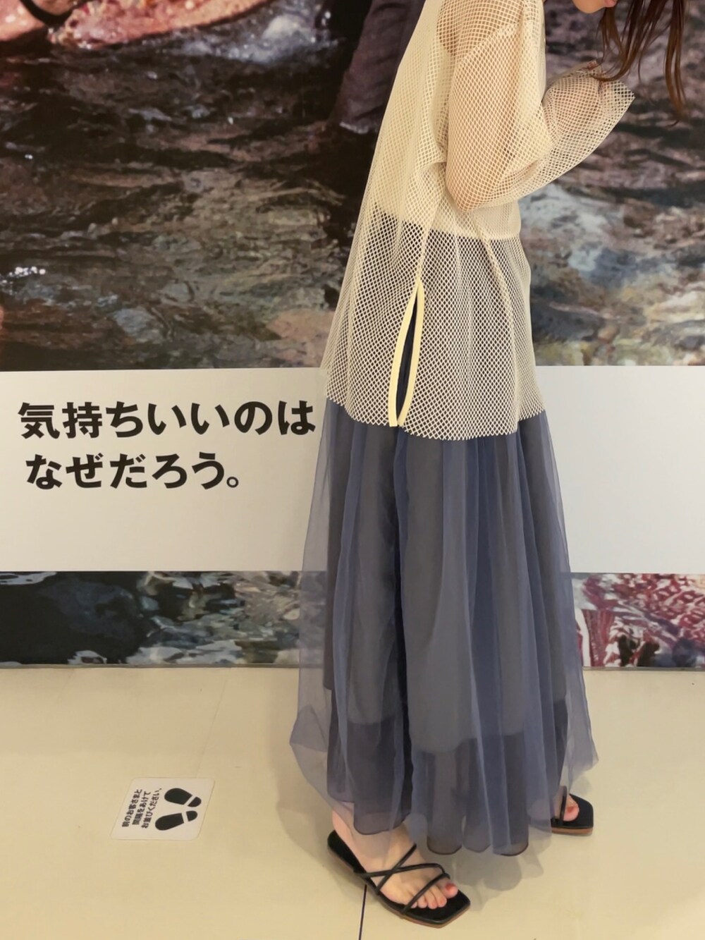 ブラック系のサンダル、パープル系のスカート、ホワイト系のTシャツ/カットソーを着用したレディースの夏コーディネートの2枚目の写真