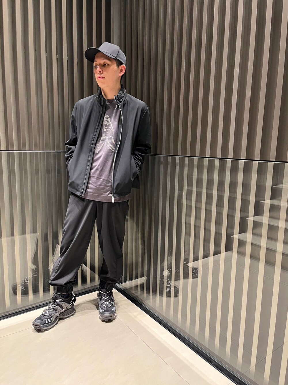 「カジュアルコーデ、メンズコーデ、春夏コーデ、エンポリオアルマーニ、EMPORIO ARMANI、キャップ、スニーカー、ボディバッグ、黒」|「EMPORIO ARMANIのアイテム(パンツ、ブラック系)」を使った、HIRUさん(メンズ・173cm)の春コーディネートの2枚目の写真