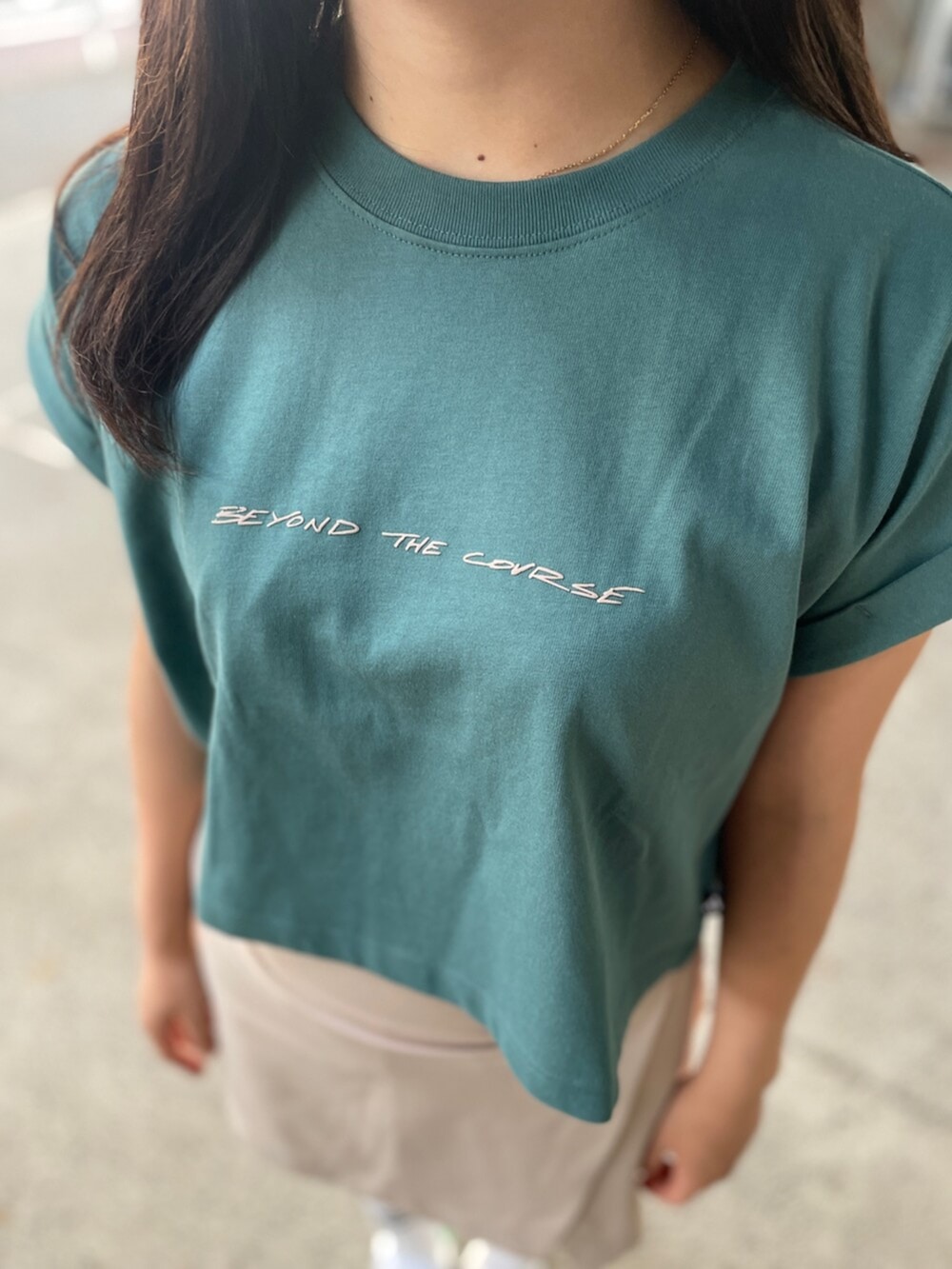 ホワイト系のスニーカー、ブルー系のTシャツ/カットソー、ホワイト系のスカートを着用したレディースの秋コーディネートの2枚目の写真
