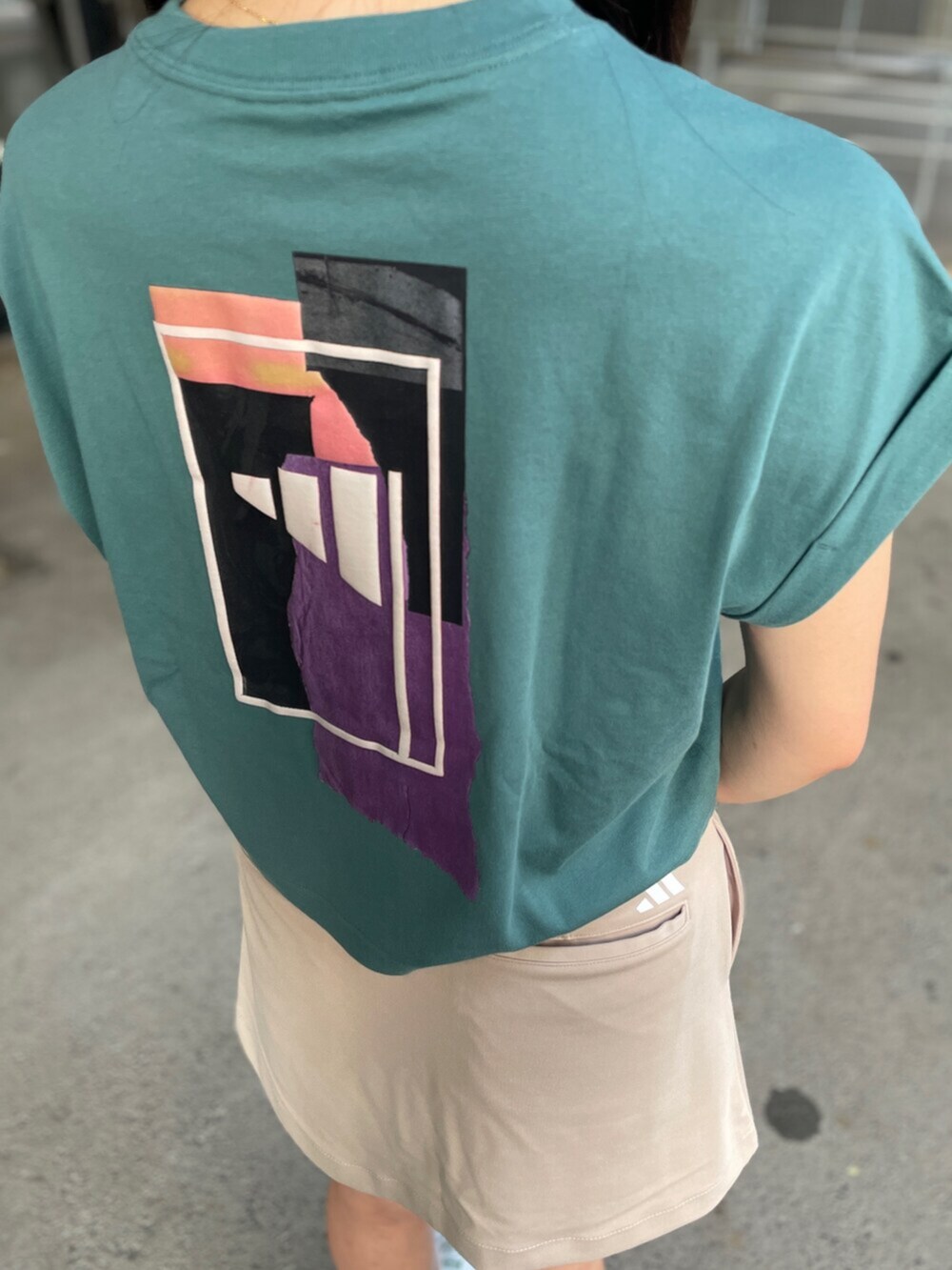 ホワイト系のスニーカー、ブルー系のTシャツ/カットソー、ホワイト系のスカートを着用したレディースの秋コーディネートの3枚目の写真