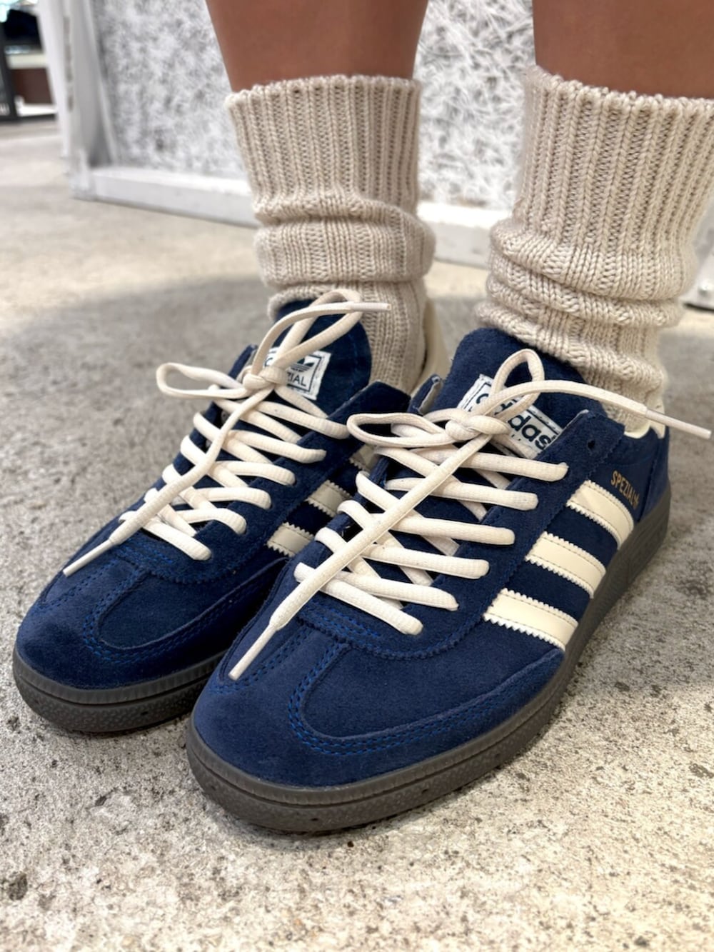 ブルー系のスニーカー、ブルー系のTシャツ/カットソーを着用したレディースの秋コーディネートの2枚目の写真