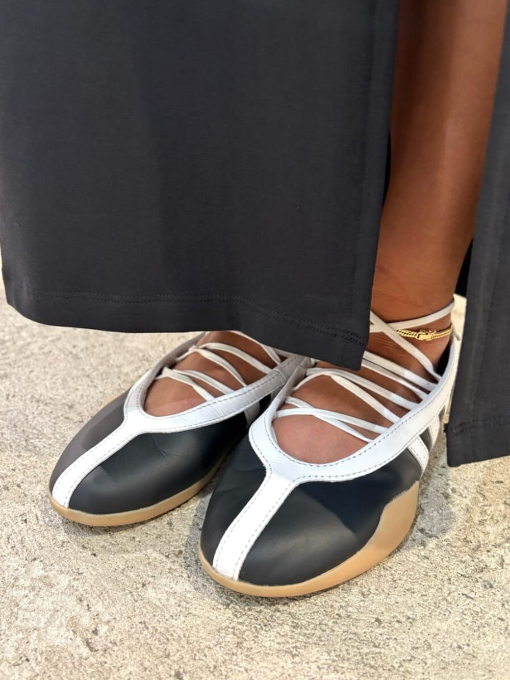 ブラック系のシューズ、ブラック系のショルダーバッグ、ブラック系のワンピースを着用したレディースの秋コーディネートの3枚目の写真