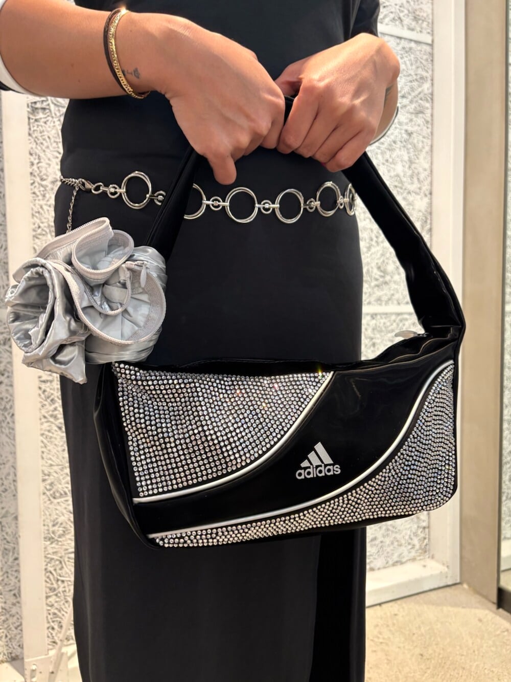 ブラック系のシューズ、ブラック系のショルダーバッグ、ブラック系のワンピースを着用したレディースの秋コーディネートの4枚目の写真