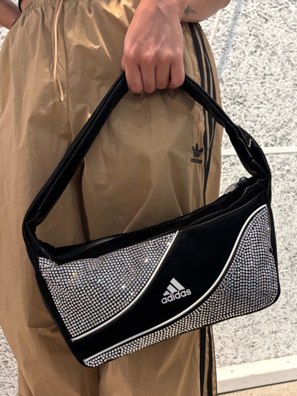 ピンク系のスニーカー、ブラック系のTシャツ/カットソー、ブラウン系のパンツを着用したレディースの夏コーディネートの6枚目の写真