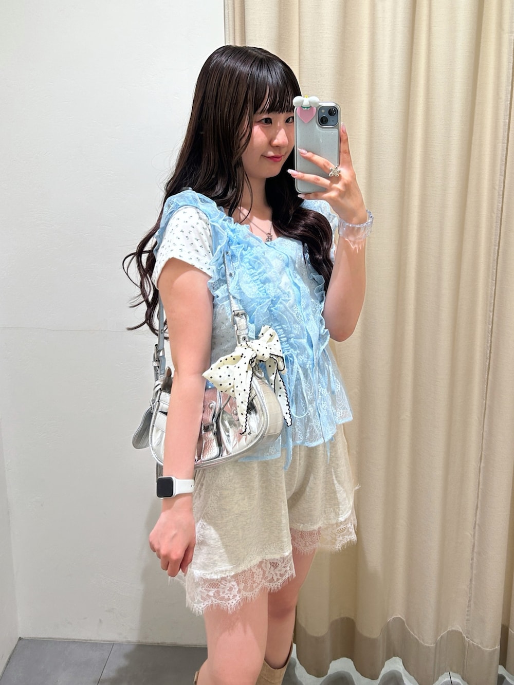 ブルー系のシャツ/ブラウス、ホワイト系のTシャツ/カットソー、ホワイト系のその他パンツを着用したレディースの夏コーディネートの4枚目の写真