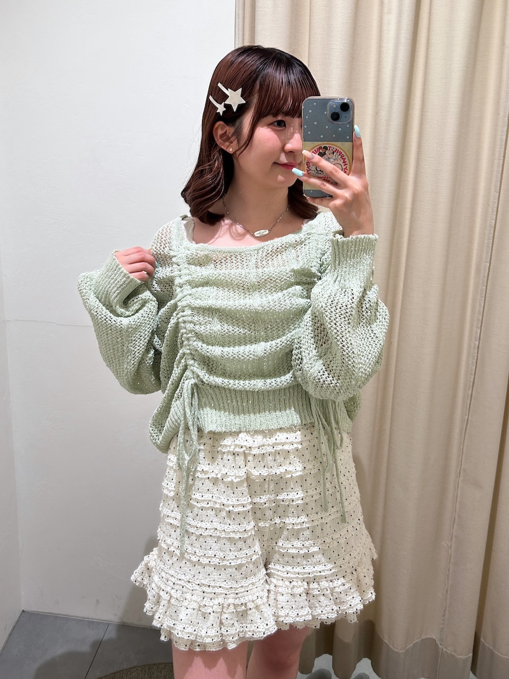 グリーン系のニット/セーター、ホワイト系のその他パンツを着用したレディースの春コーディネートの5枚目の写真