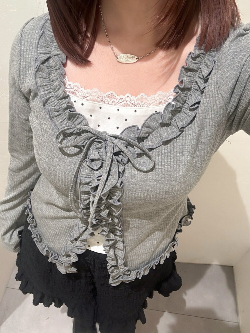 グレー系のTシャツ/カットソー、ブラック系のその他パンツを着用したレディースの春コーディネートの4枚目の写真