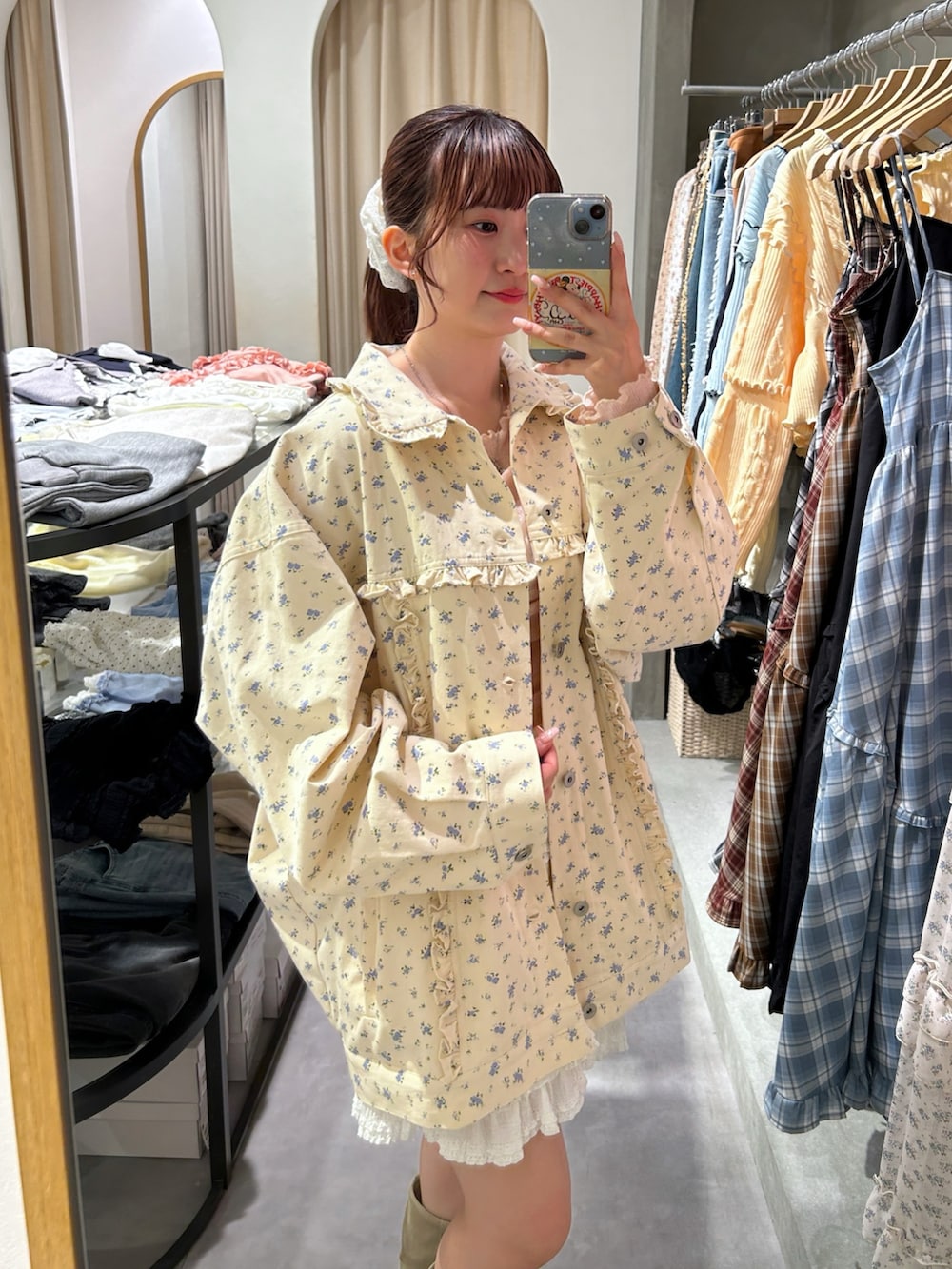 ホワイト系のその他パンツ、ベージュ系のブーツ、イエロー系のブルゾンを着用したレディースの春コーディネートの3枚目の写真