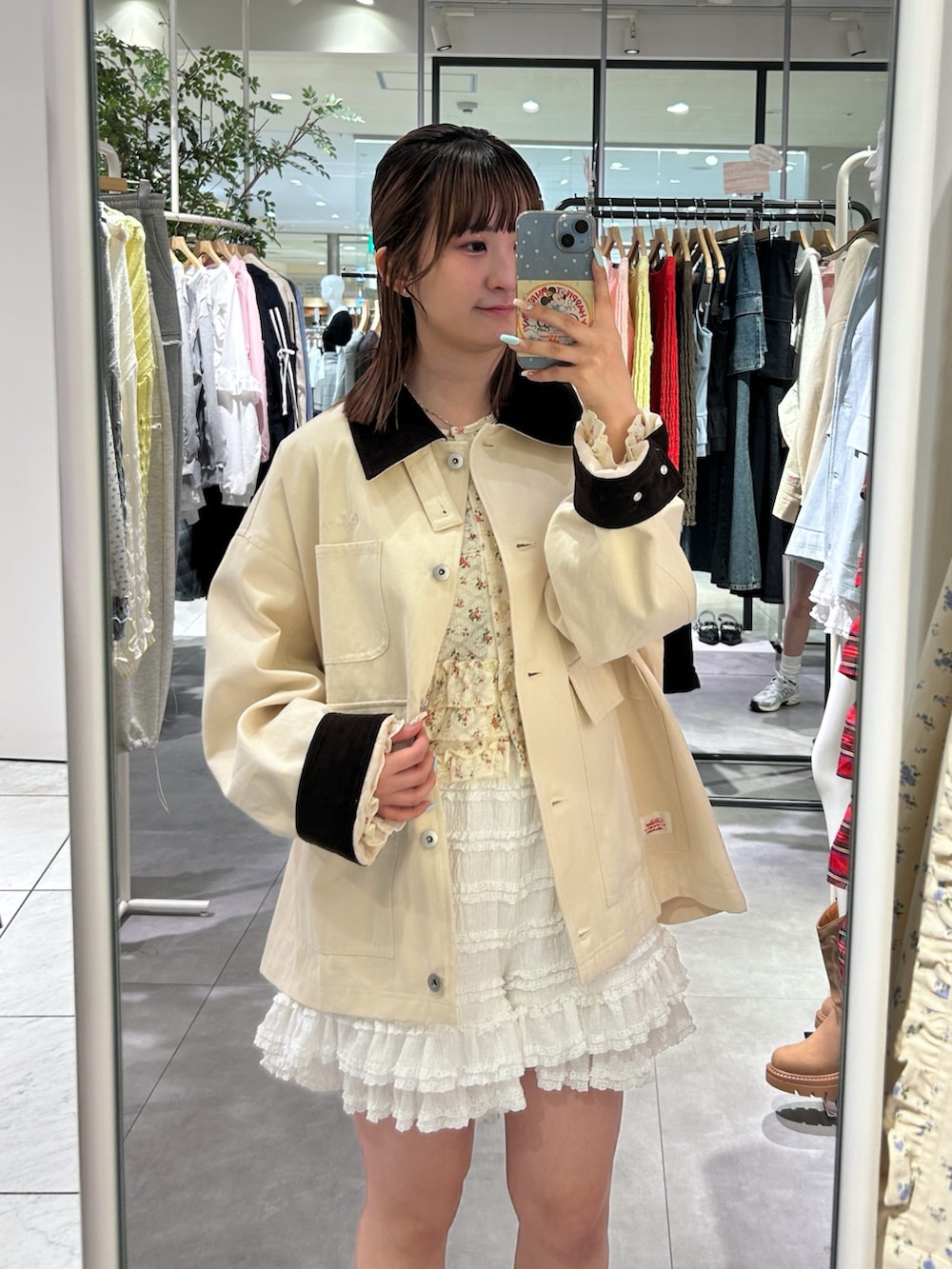 ホワイト系のTシャツ/カットソー、ホワイト系のその他パンツ、ホワイト系のブルゾンを着用したレディースの春コーディネートの3枚目の写真