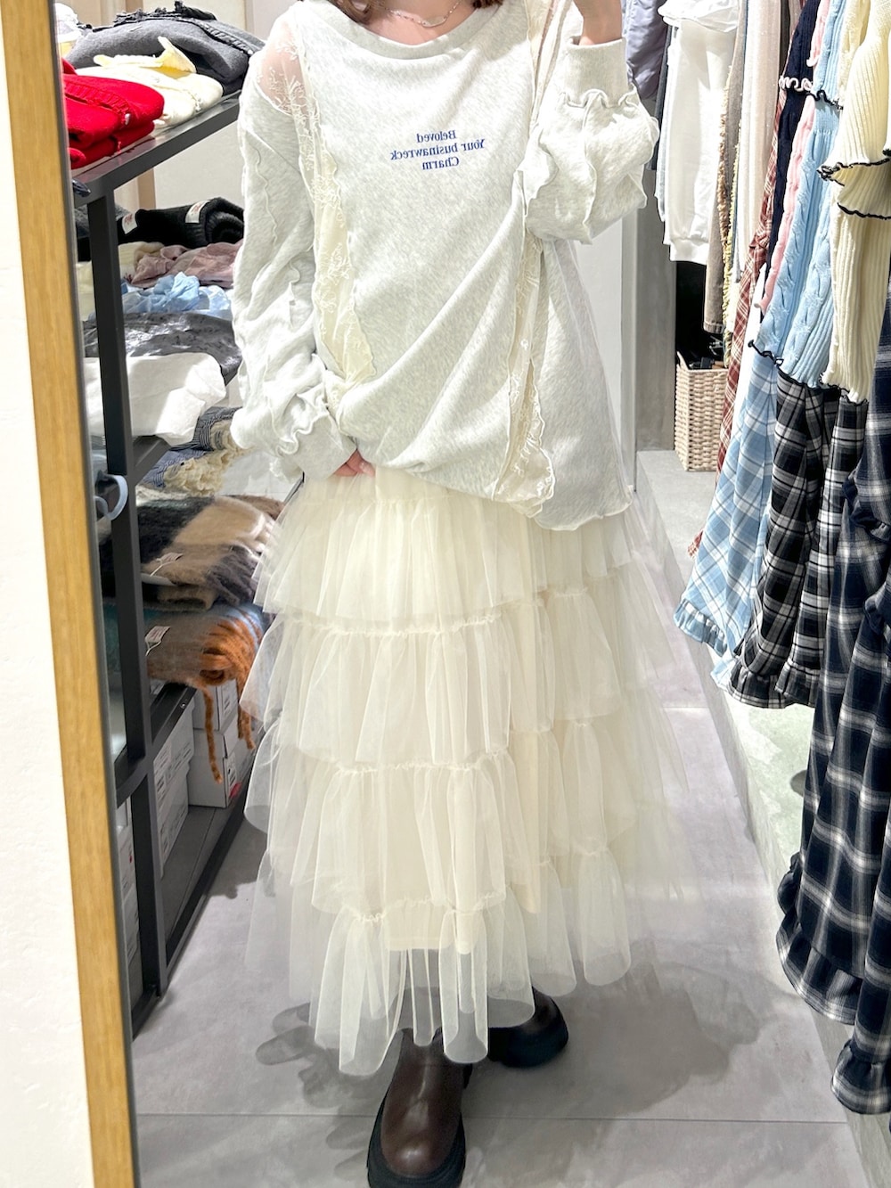 ホワイト系のTシャツ/カットソー、ホワイト系のジャンパースカートを着用したレディースの春コーディネートの3枚目の写真