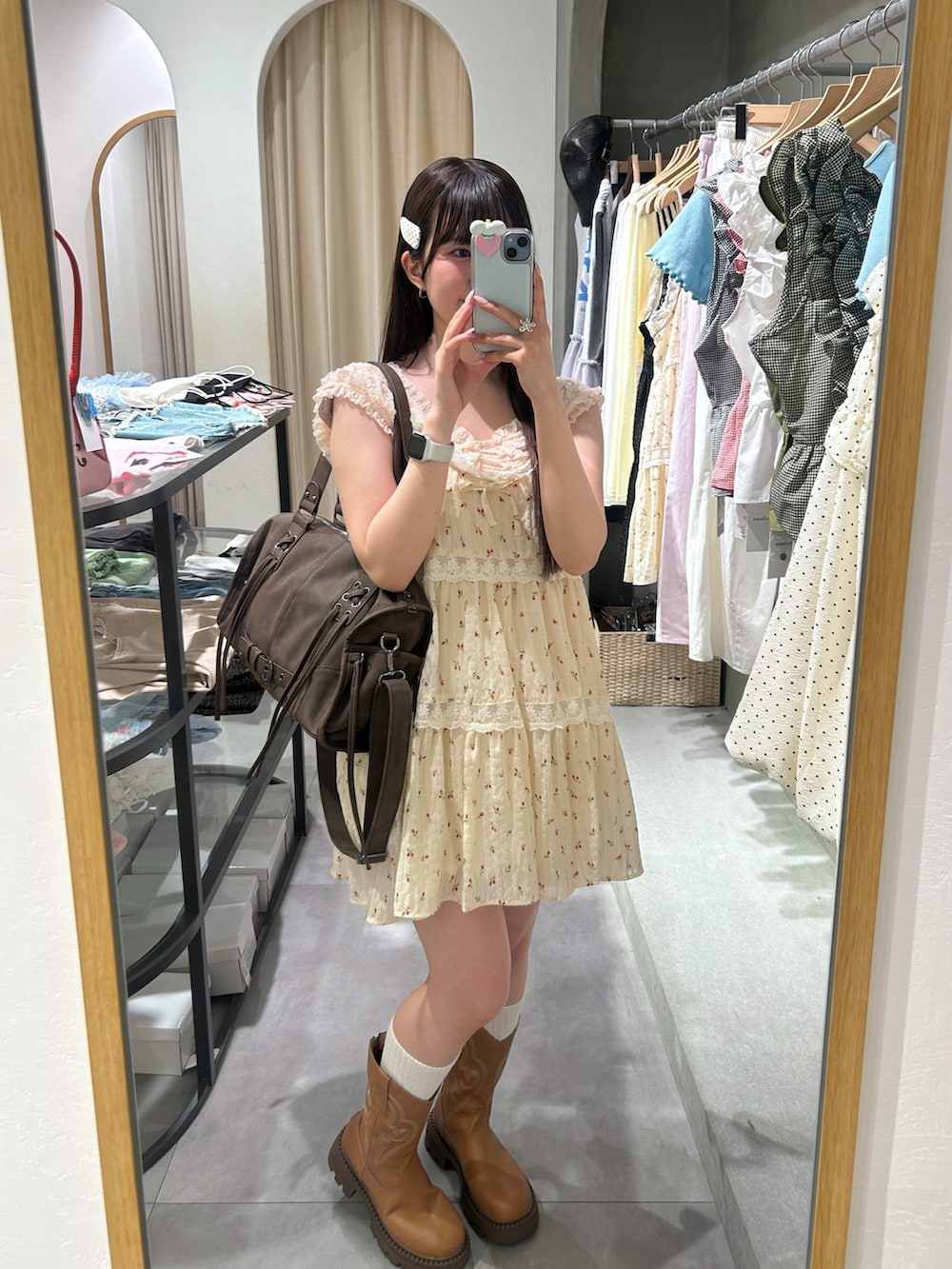 ホワイト系のワンピース、ブラウン系のボストンバッグ、ピンク系のTシャツ/カットソーを着用したレディースの夏コーディネートの3枚目の写真