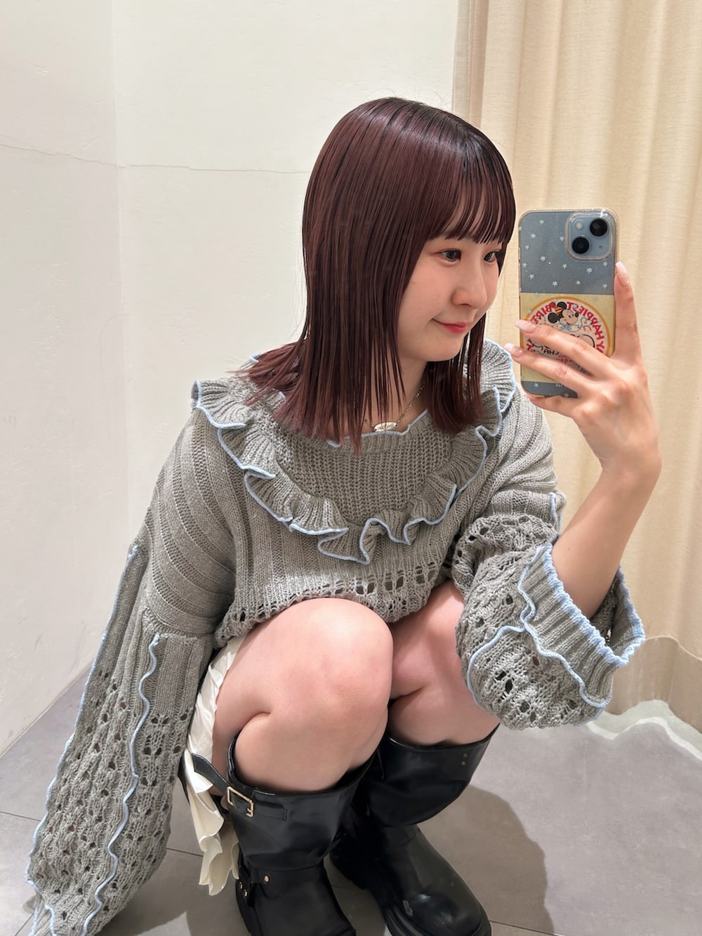 グレー系のパーカー、グレー系のその他パンツを着用したレディースの春コーディネートの3枚目の写真