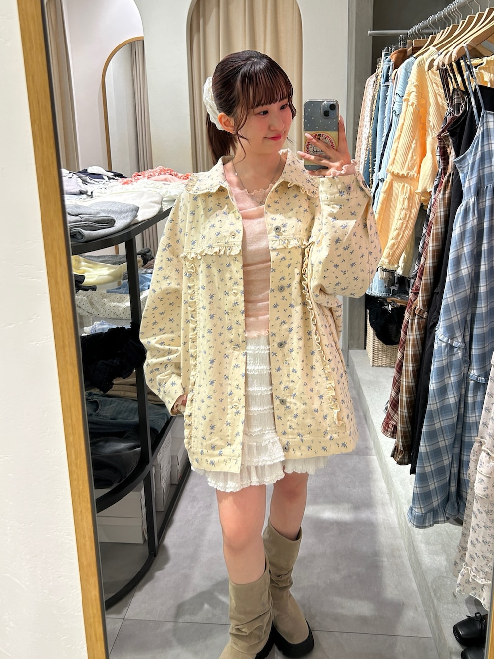 ホワイト系のその他パンツ、ベージュ系のブーツ、イエロー系のブルゾンを着用したレディースの春コーディネートの5枚目の写真