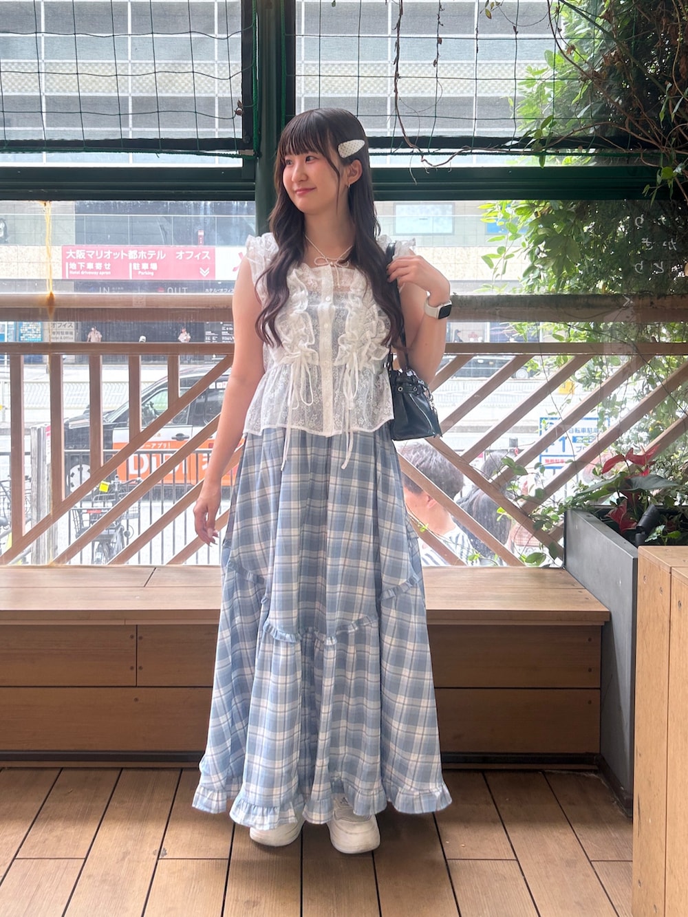 ホワイト系のシャツ/ブラウス、ブルー系のワンピース、ブラック系のトートバッグを着用したレディースの夏コーディネートの3枚目の写真