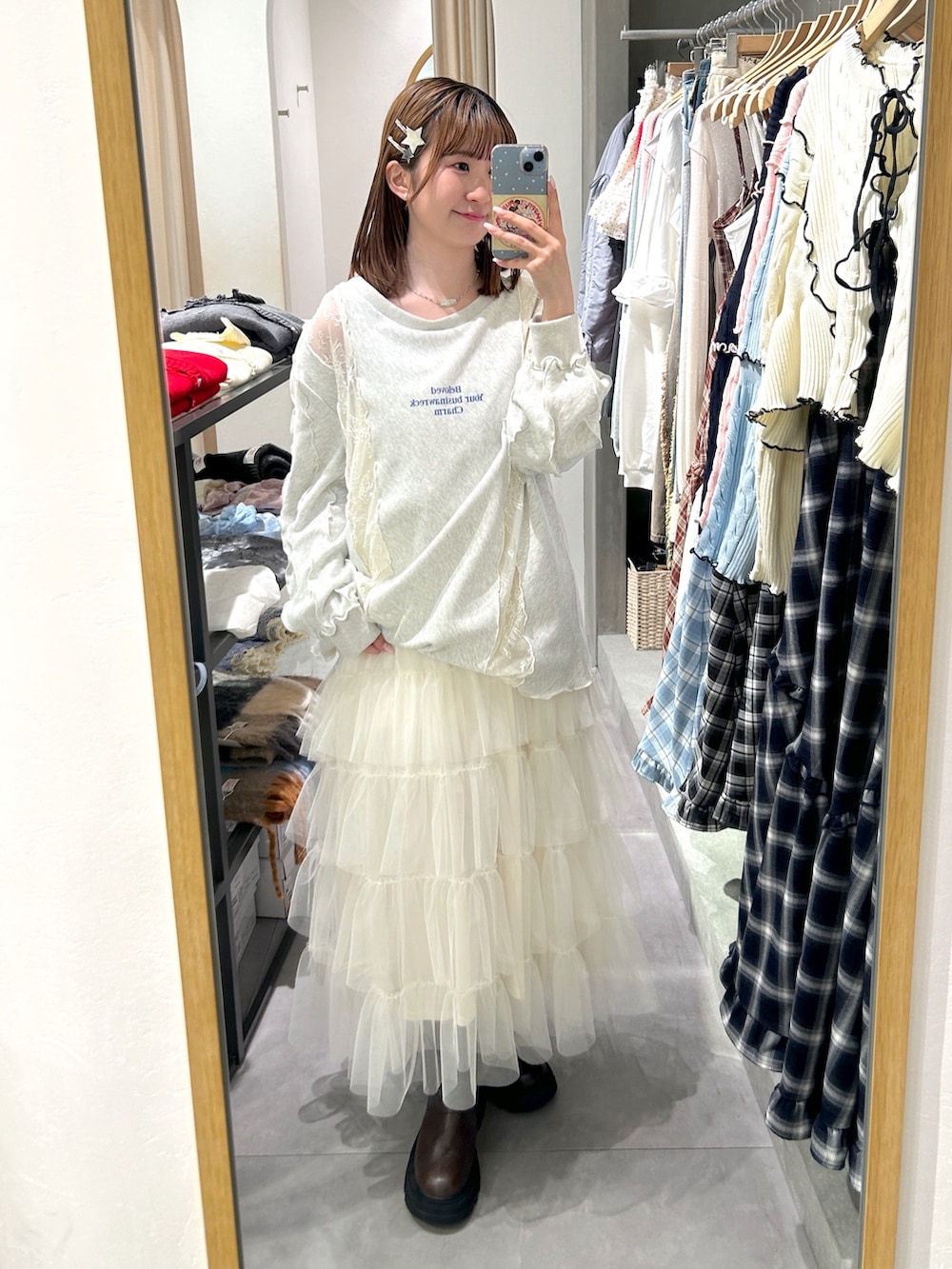 ホワイト系のTシャツ/カットソー、ホワイト系のジャンパースカートを着用したレディースの春コーディネートの2枚目の写真