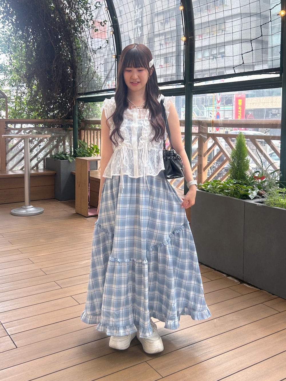 ホワイト系のシャツ/ブラウス、ブルー系のワンピース、ブラック系のトートバッグを着用したレディースの夏コーディネートの6枚目の写真