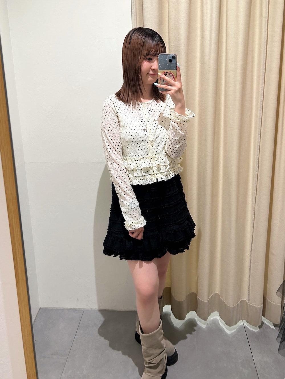 ホワイト系のTシャツ/カットソー、ブラック系のその他パンツ、ベージュ系のブーツを着用したレディースの春コーディネートの2枚目の写真