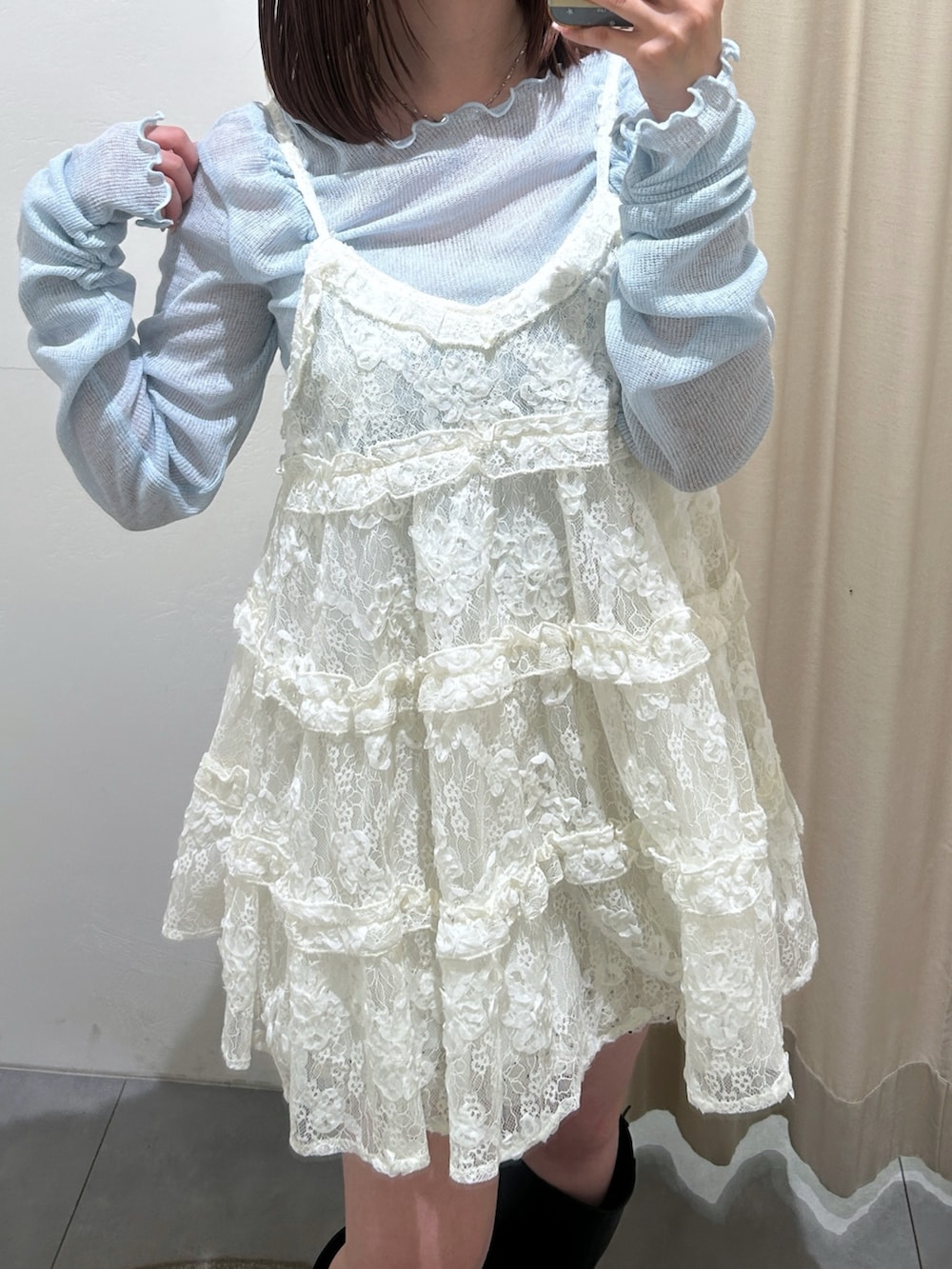 ホワイト系のワンピース、ブルー系のTシャツ/カットソーを着用したレディースの春コーディネートの4枚目の写真