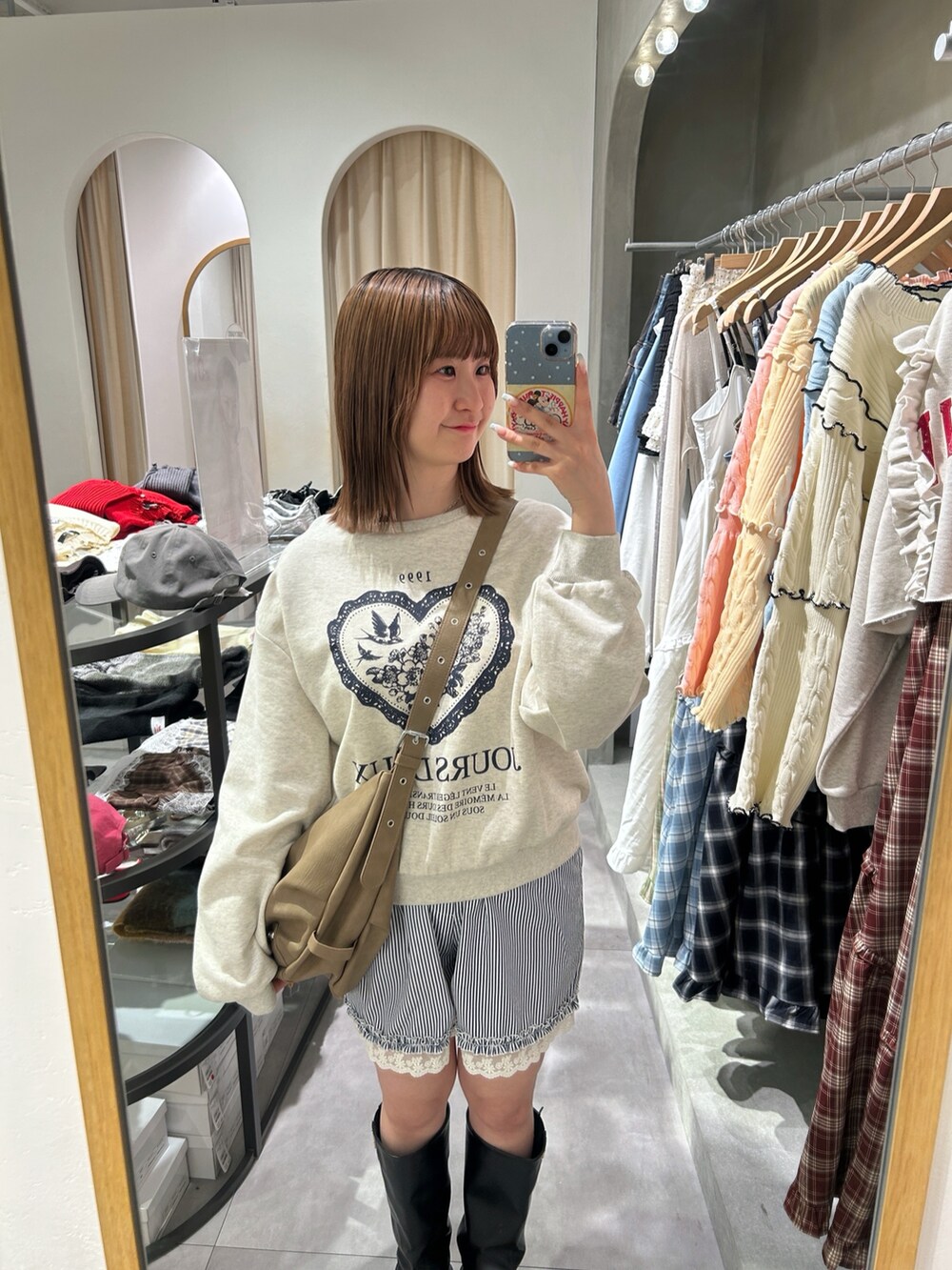 ホワイト系のTシャツ/カットソー、ブルー系のTシャツ/カットソー、ブラウン系のトートバッグを着用したレディースの春コーディネートの3枚目の写真