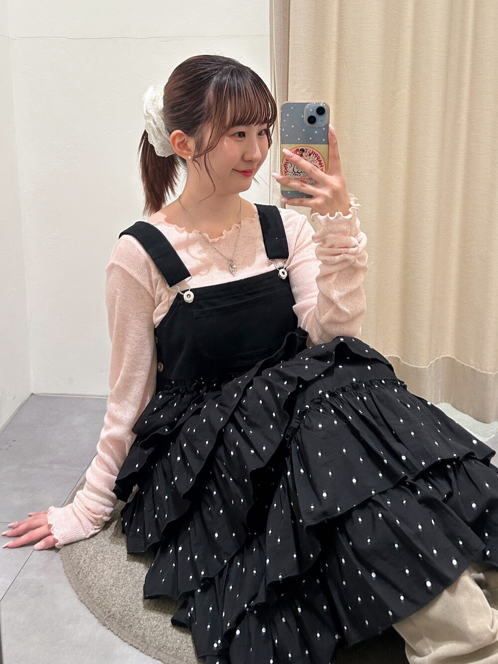 ブラック系のジャンパースカート、ピンク系のTシャツ/カットソーを着用したレディースの春コーディネートの4枚目の写真