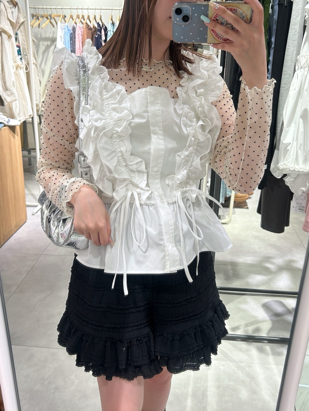 ホワイト系のシャツ/ブラウス、ホワイト系のTシャツ/カットソー、シルバー系のトートバッグを着用したレディースの春コーディネートの4枚目の写真