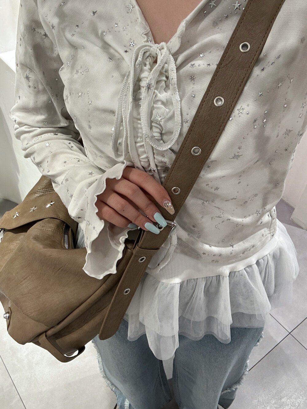 ホワイト系のTシャツ/カットソー、ホワイト系のキャミソール、ブラウン系のトートバッグを着用したレディースの春コーディネートの5枚目の写真