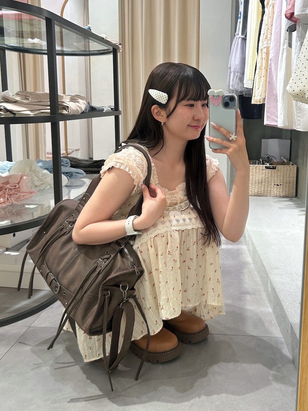 ホワイト系のワンピース、ブラウン系のボストンバッグ、ピンク系のTシャツ/カットソーを着用したレディースの夏コーディネートの2枚目の写真