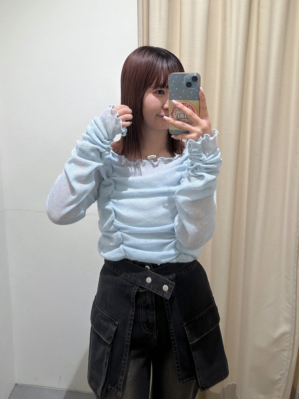 ブルー系のTシャツ/カットソー、ブラック系のデニムパンツを着用したレディースの春コーディネートの2枚目の写真