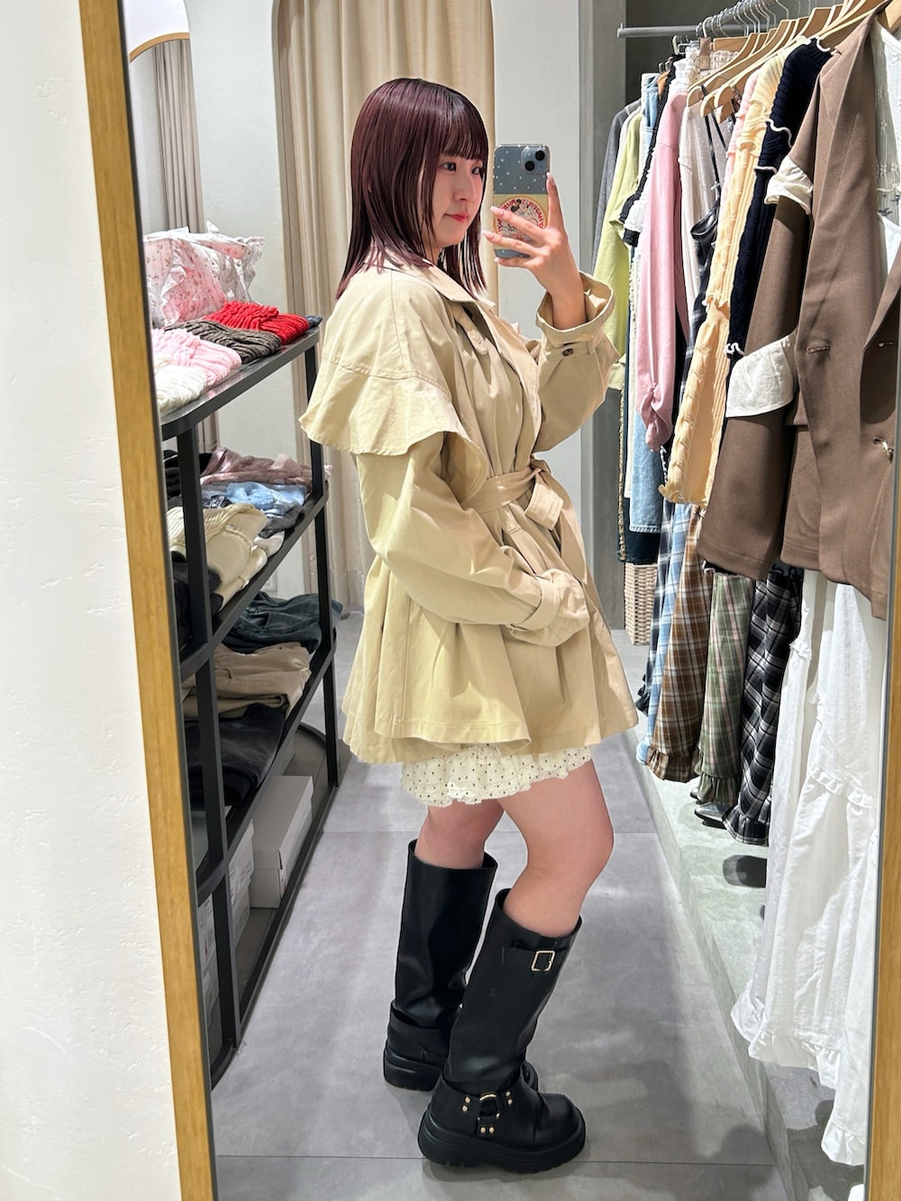 ベージュ系のトレンチコート、ブルー系のカーディガン/ボレロ、ホワイト系のその他パンツを着用したレディースの春コーディネートの3枚目の写真