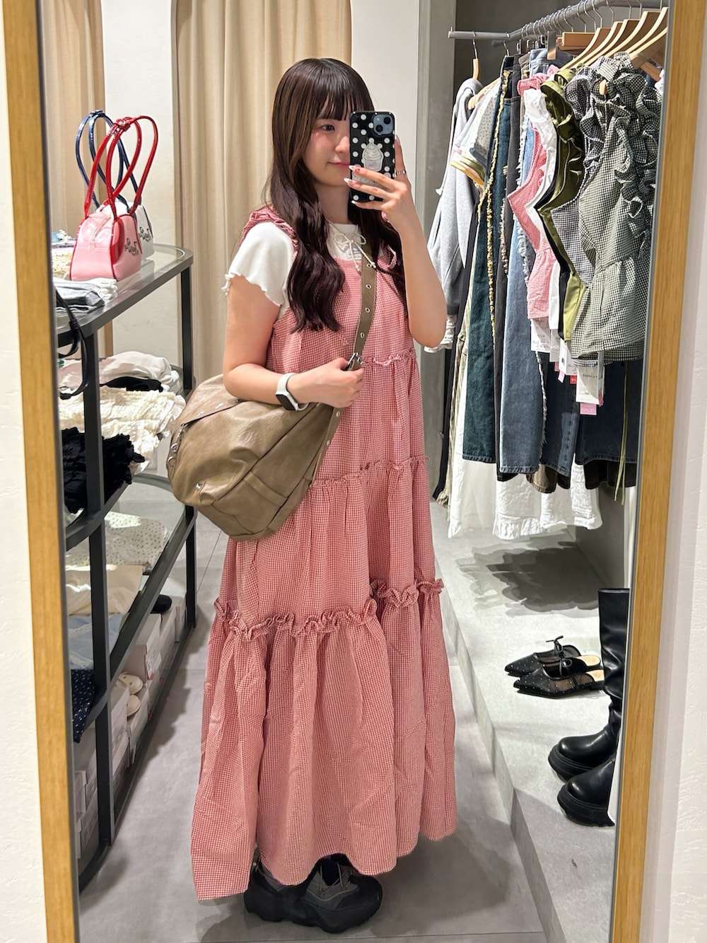 ブラウン系のトートバッグ、レッド系のワンピース、ホワイト系のTシャツ/カットソーを着用したレディースの夏コーディネートの4枚目の写真