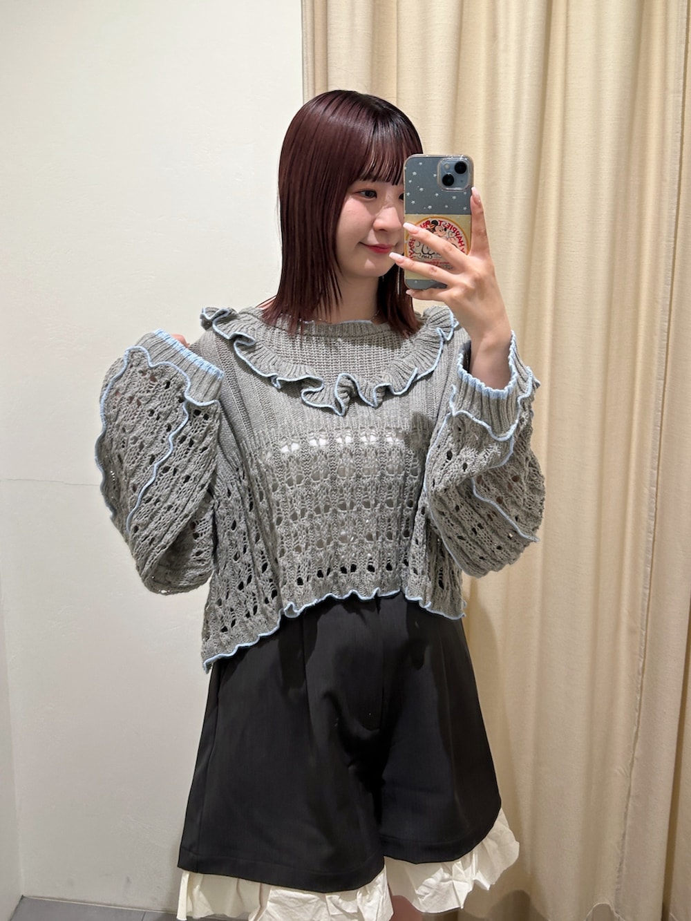 グレー系のパーカー、グレー系のその他パンツを着用したレディースの春コーディネートの4枚目の写真